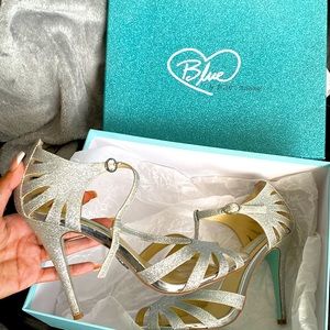 Lightly used , very comfortable ! Perfect for parties, home coming , prom etc !